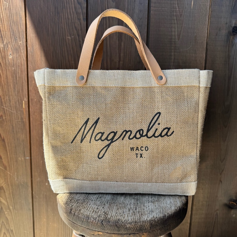 MAGNOLIA X APOLIS SCRIPT MARKET TOTE BAG